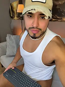 ApoloMakris live cam on StripChat