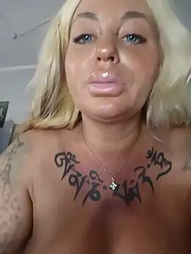 MiaMooly live cam on StripChat