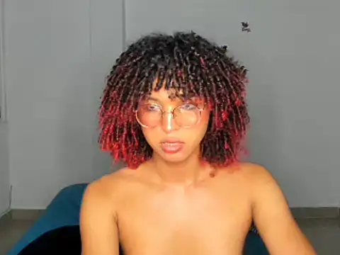 Elianishugecock live cam on StripChat