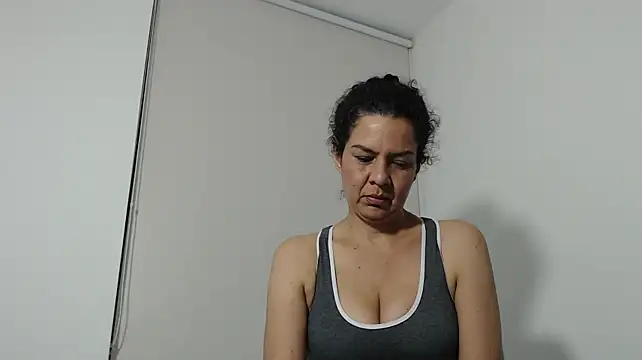 Sharickleon11 live cam on StripChat