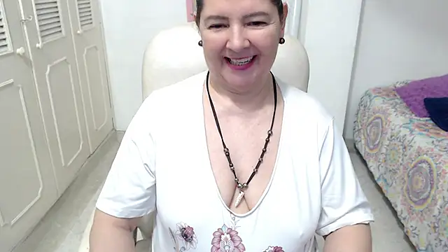 leonela_69 live cam preview
