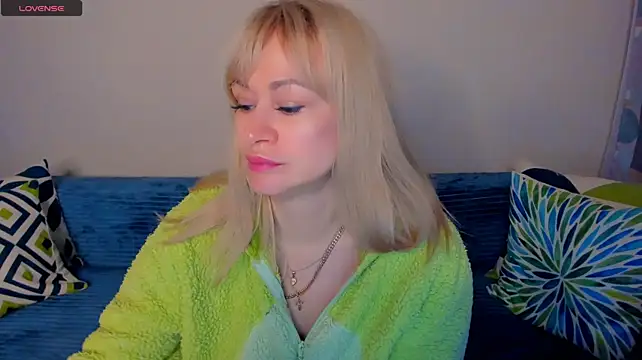 EllenMoore live cam preview