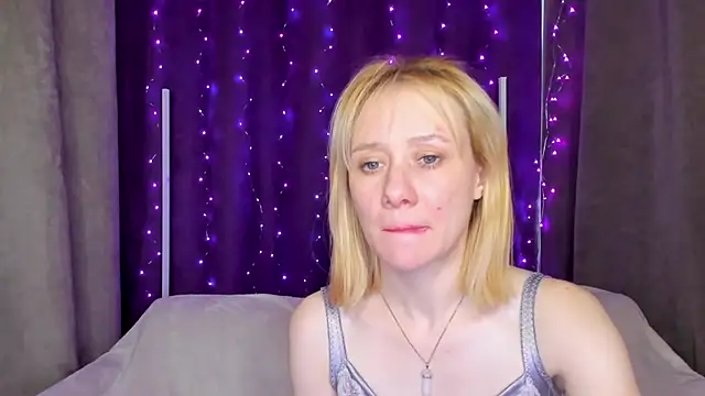 NikaBond live cam on StripChat