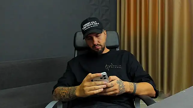 LoganStroud live cam on StripChat