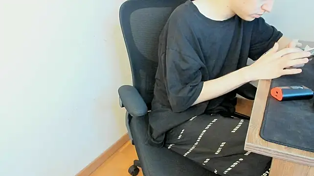 Arrogant_Eli live cam on StripChat