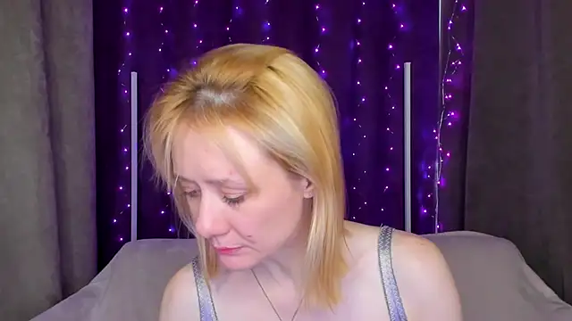 NikaBond live cam on StripChat