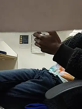 THATHAIRYTALLDUDE live sex cam
