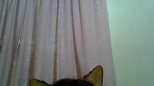 SkinnyKitten live cam on StripChat