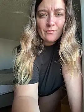 bigmama6969 (F young) - BJ in window facing parking lotn