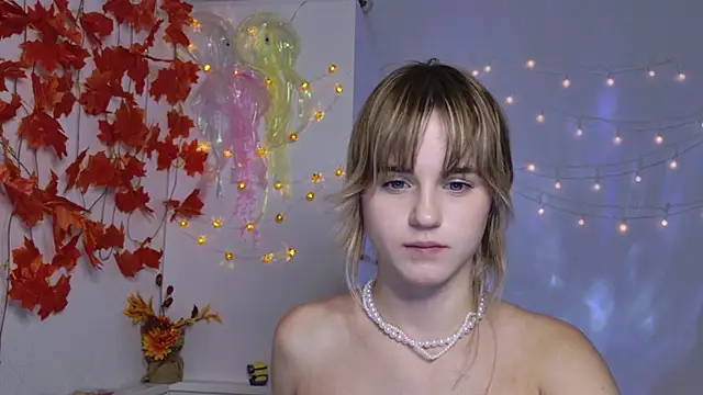 Tessa_Shy_ live cam on StripChat