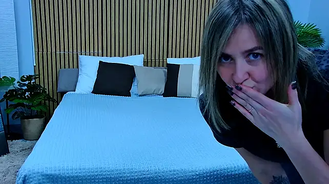 EmeraldGlow live sex cam