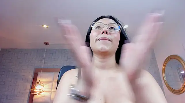 Lucia_Larson webcam