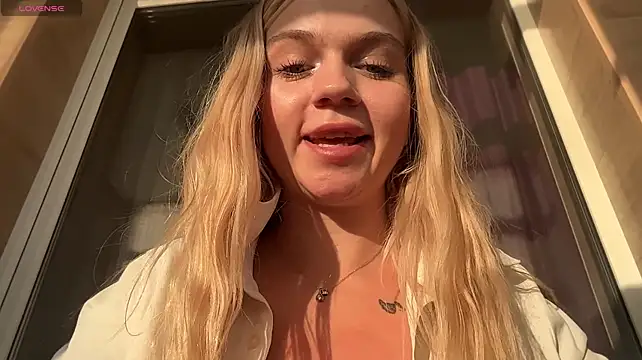 AlexaDeviliciouss webcam