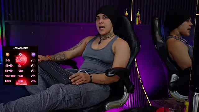 ZhoeStrong live cam on StripChat