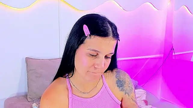 MiaHansson live cam on StripChat