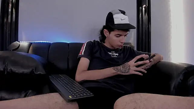 rick_x_ (M twink) - Drop saliva on my cock 💦