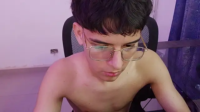 noah_millerx live cam on StripChat