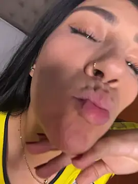 Ainaramoon live cam on StripChat