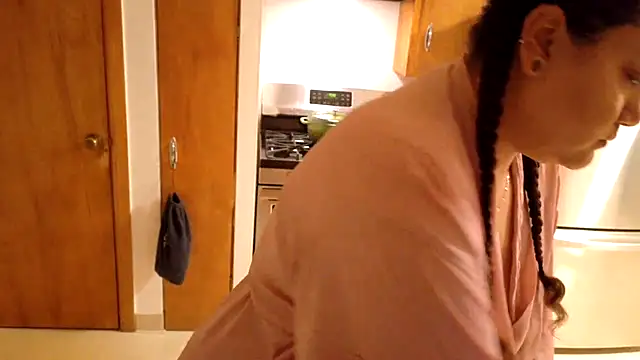 honeeyyy_pot live cam on StripChat
