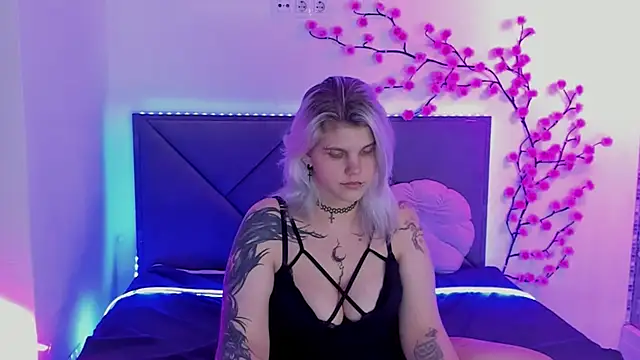 JoannLowe live cam on StripChat