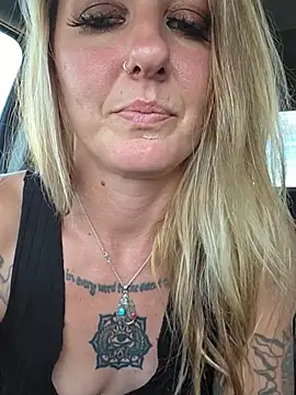 SheIsSomething live cam on StripChat