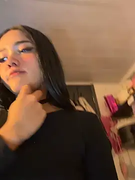 ela_petit live cam on StripChat