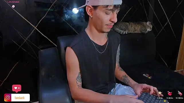 _IanLark live cam on StripChat