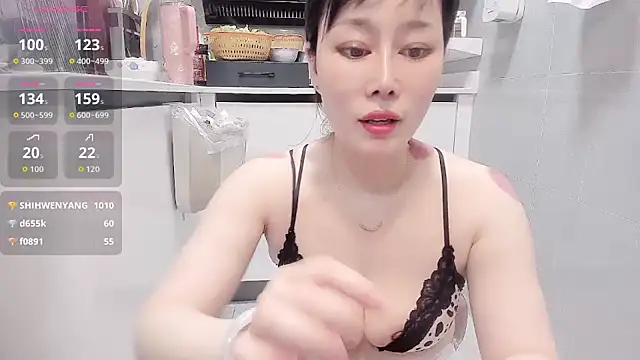 Vivian-6 live cam on StripChat
