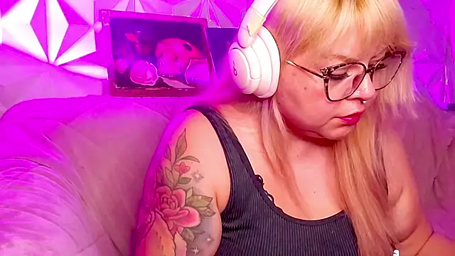 Satyn_doll live cam on StripChat