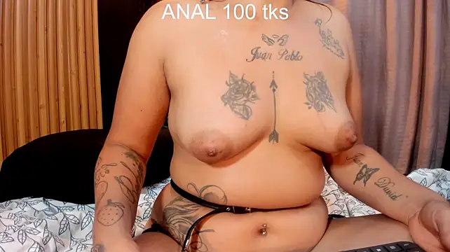Foxinwinter live cam on StripChat