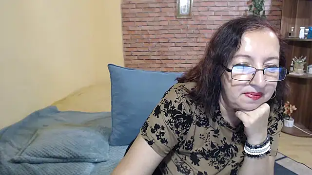 EvelyneFlirtyMilf