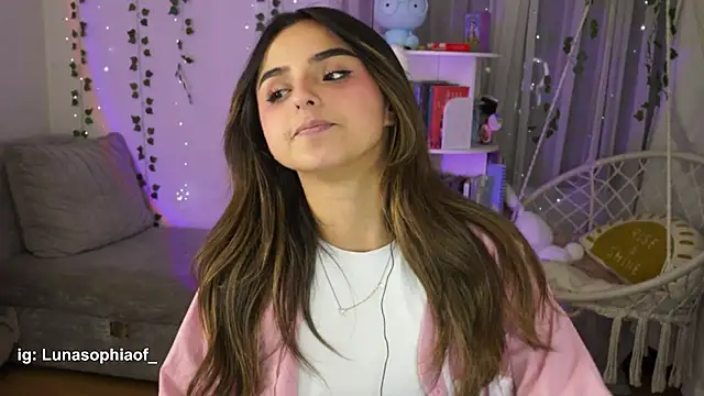 lunasophia_ (F young) - Show tits