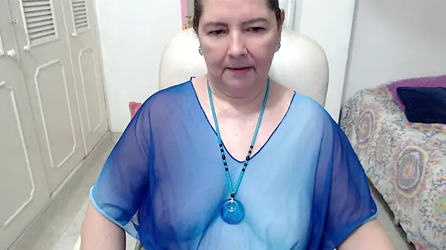 leonela_69 live cam on StripChat