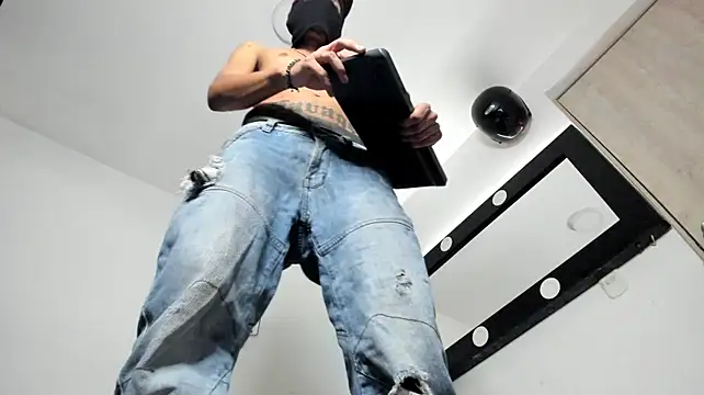 Samuel_Suarez live cam on StripChat