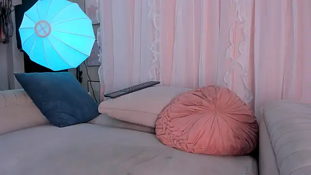kitty_miaa live cam on StripChat