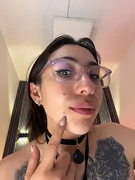 Emma_Rouse699 live cam on StripChat