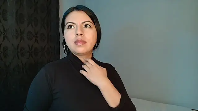 CarolineBrunx live cam on StripChat