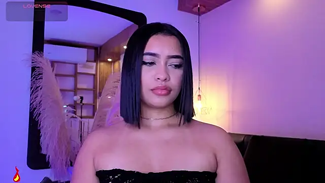 Chloe_monroee live cam on StripChat