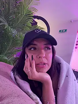Moon_Rouge live cam on StripChat