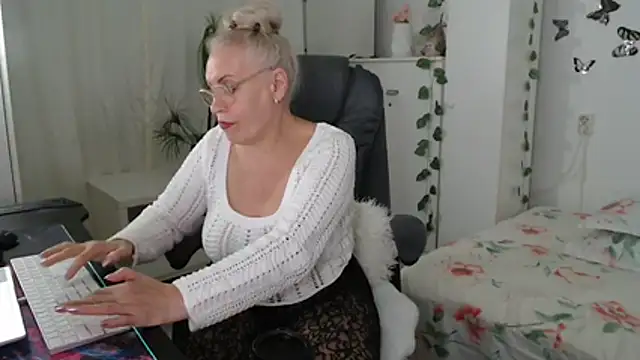 Ghertrude52 live cam on StripChat