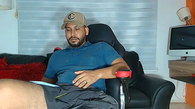 luis_23hot live cam on StripChat