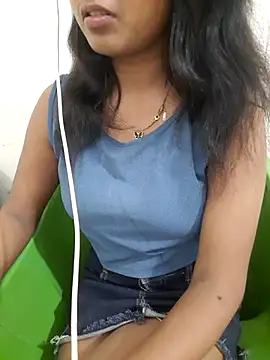 Navya6879 live cam on StripChat