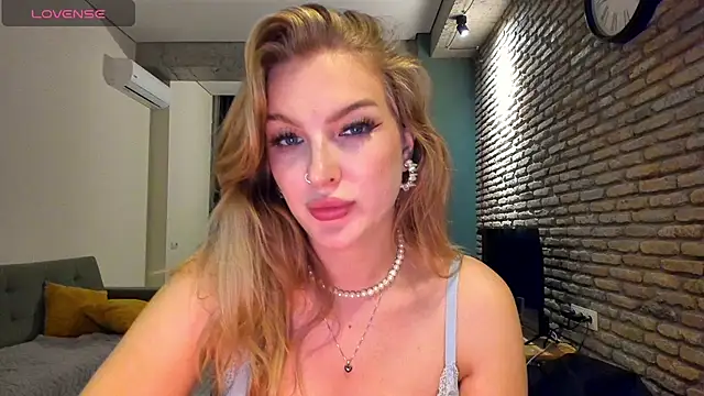 fifteenpoem live cam on StripChat