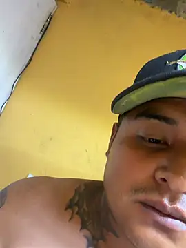RobertoLeo42980 live sex cam