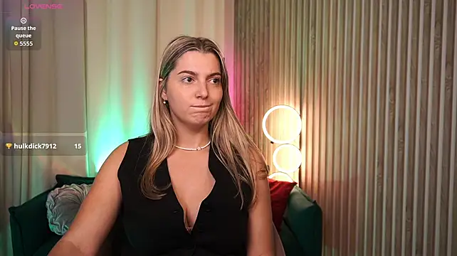 LucreciaStorm live cam on StripChat