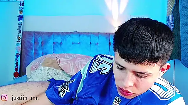 _justinmoon2 live cam on StripChat