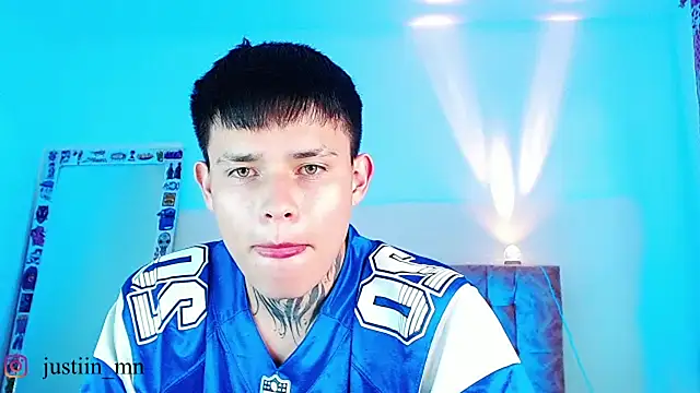 _justinmoon2 live cam on StripChat