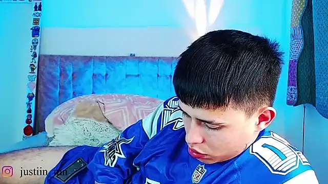 _justinmoon2 live cam on StripChat