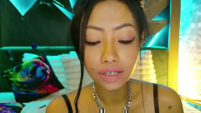 ElyaQuinn live cam on StripChat