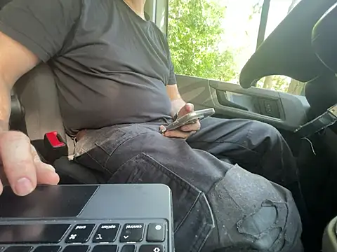 Lovetobenaked4u